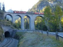 Albulaviadukt III; unten links Spiraltunnel Toua (677m), durch den der Zug gleich fährt