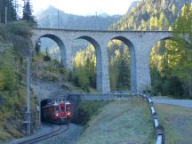 Albulaviadukt III (über den der Zug eben fuhr, nun dank Spiraltunnel auf tieferer Ebene)