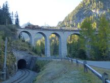 Albulaviadukt III; unten links Spiraltunnel Toua (677m), durch den der Zug gleich fährt