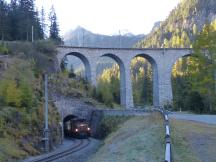 Albulaviadukt III (über den der Zug eben fuhr, nun dank Spiraltunnel auf tieferer Ebene)