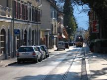 Gegenverkehr in der Rue de la Gare in Aigle