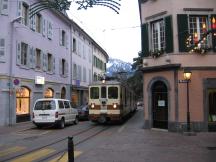 Gegenverkehr in der Rue de la Gare in Aigle