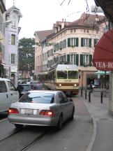 Gegenverkehr in der Rue de la Gare in Aigle