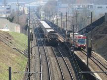 südlich des Bf Liestal: Mitte Güterzug der BLS, rechts Waldenburgerbahn