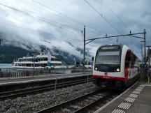 ZB ABe 150 im Bf Brienz, im Hintergrund die 