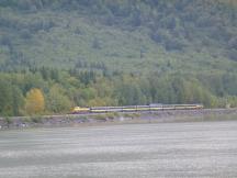 Wendezug mit 7 Personenwagen und einem Panoramawagen am Turnagain Arm