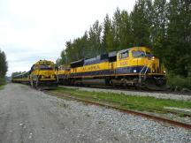 Denali Star (rechts) passiert abgestellte Hurricane-Turn Garnitur (links) in Talkeetna