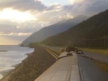 Ausblick vom Panoramawagen auf Turnagain Arm (links) und Seward Highway (rechts)