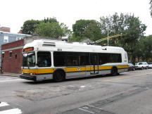 Bus in Cambridge mit linksseitiger Tür