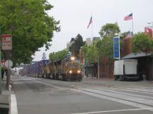 Güterzug auf dem Embarcadero (Jack London Square) in Oakland, Kalifornien