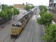 Güterzug auf dem Embarcadero (Jack London Square) in Oakland, Kalifornien