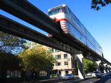 Monorail über der 5th Ave Ecke Bell St